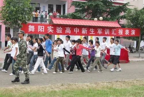 舞阳实验高中位于舞阳县城西北隅,二环路西段路南,占地100余亩,建筑