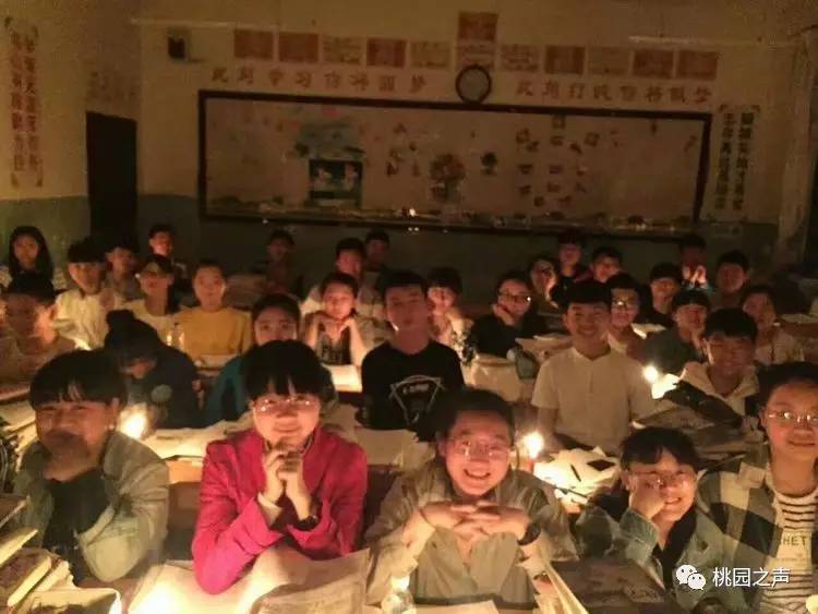 寄宿的学生们在停电的夜晚由专职监管老师陪伴着挑灯夜读