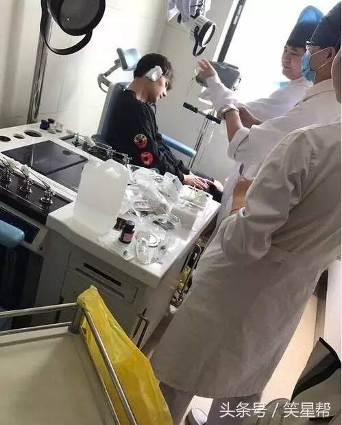 杨洋右耳朵受伤照片被医院工作人员微博曝光