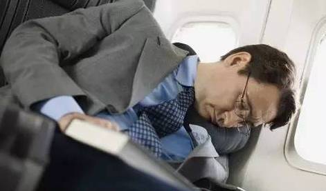 8,看电影或白天坐飞机时睡着.