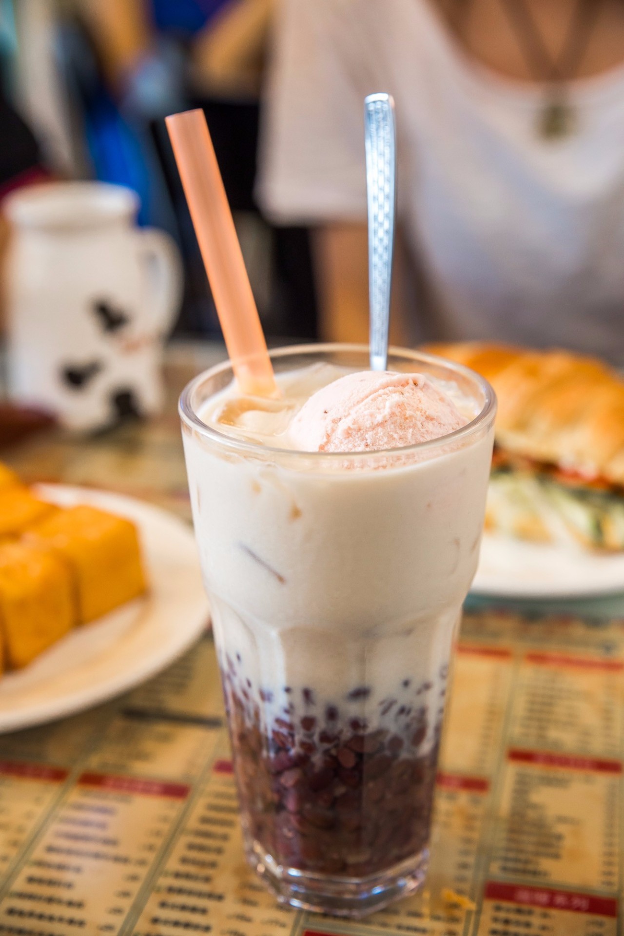 10 ★ 九龙冰室 ★ 必食:怀旧红豆冰,冰棍奶茶 红豆煲到好淋好嫩,黑白