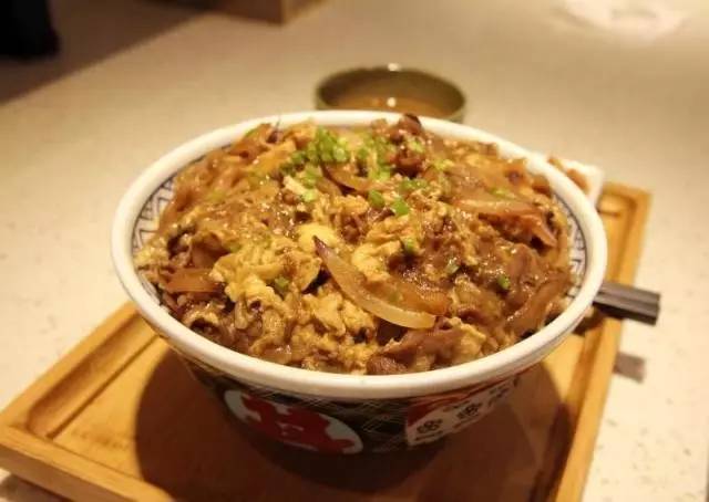 仅凭一碗牛丼饭称霸网红美食街,嘿,你才不是一个没有故事的牛丼!