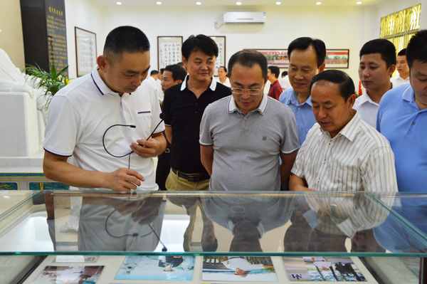 据悉,普宁陈宝文学校建校后,立白集团设立了"普宁陈宝文奖教奖学