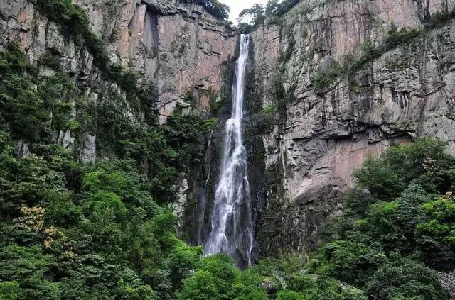 基地,下湾水涧,海豹泉 位于武义的千丈岩以万亩竹海生态环境为基础