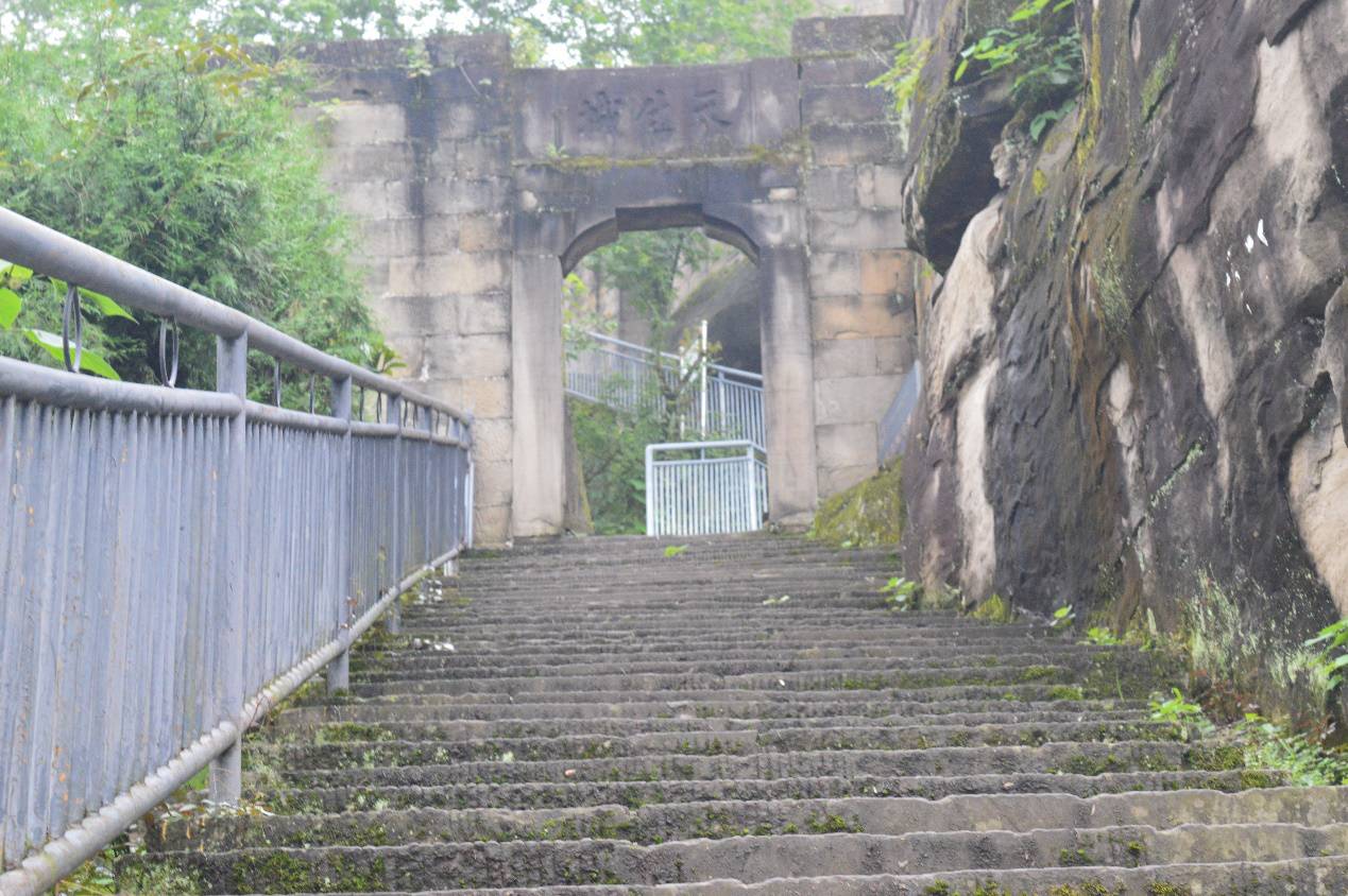 自然成城四面悬岩,天城凌空山势雄奇,平地隆起万州八景之一天生城历史