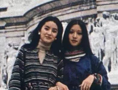站在林青霞旁边的姑娘,叫胡因梦,她曾经被称为是"七十年代台湾第一
