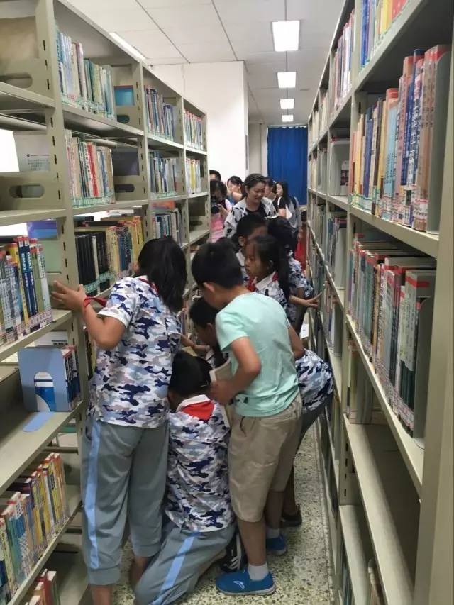 图书馆里的小学生们