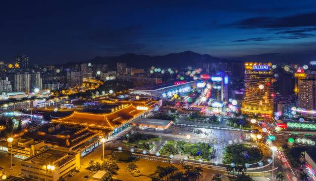 海边渔船 玩在珠海 拱北口岸 : 拱北口岸夜景 中国最大的陆路口岸就在