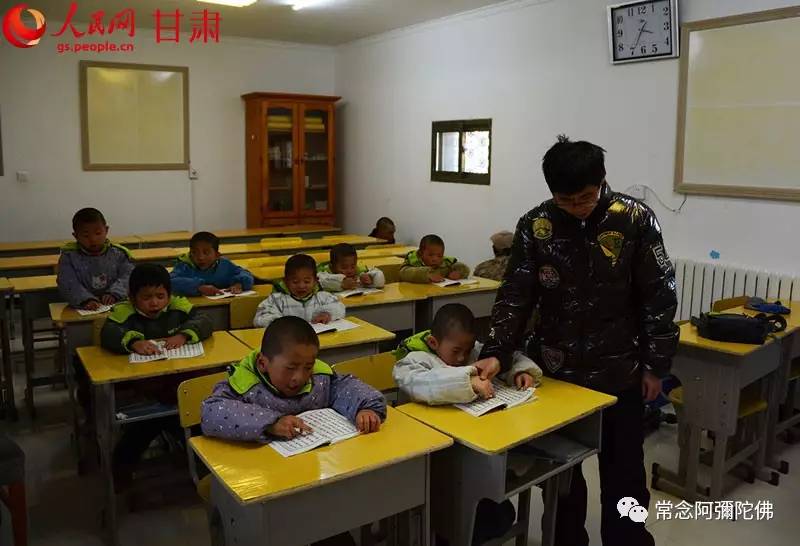 孤儿院里的孩子们正在上课(王文嘉 摄)