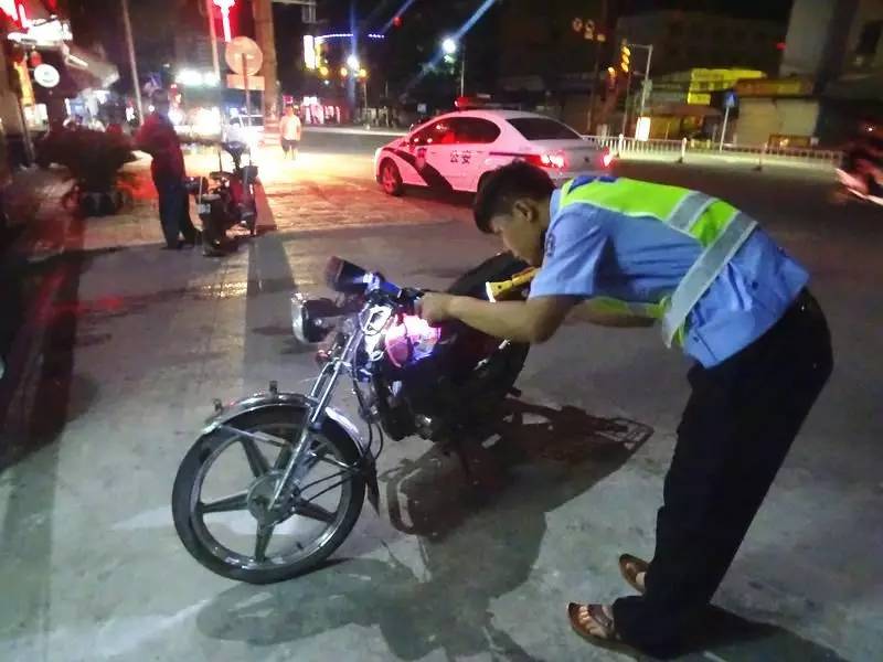 武宣一少年改装摩托车在城区肆意飙车,欲冲卡,与武宣公安"擦出火花"!