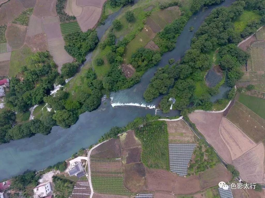 这是灵渠水道以及水道上建设的灌溉堰坝(6月8日摄).