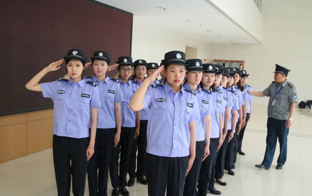 沭阳县保安服务公司首批"大专"女保安员派驻上岗
