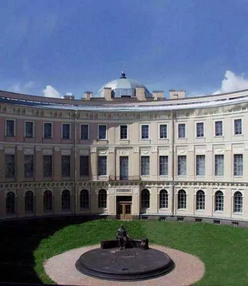 圣彼得堡列宾美术学院是俄罗斯美术教育的最高学府,培养出了许多世界
