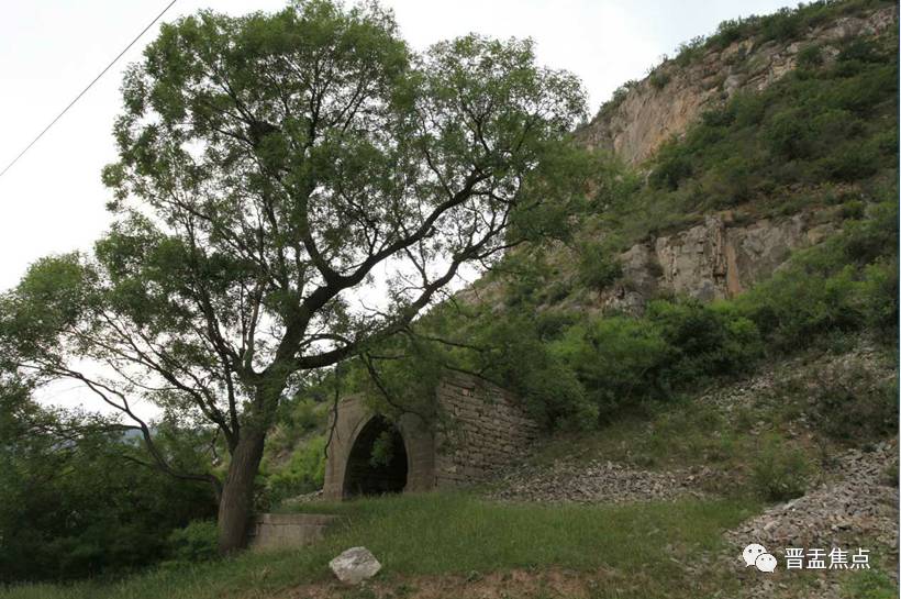 盂县千佛寺因山崖刻有千佛石雕像而有名