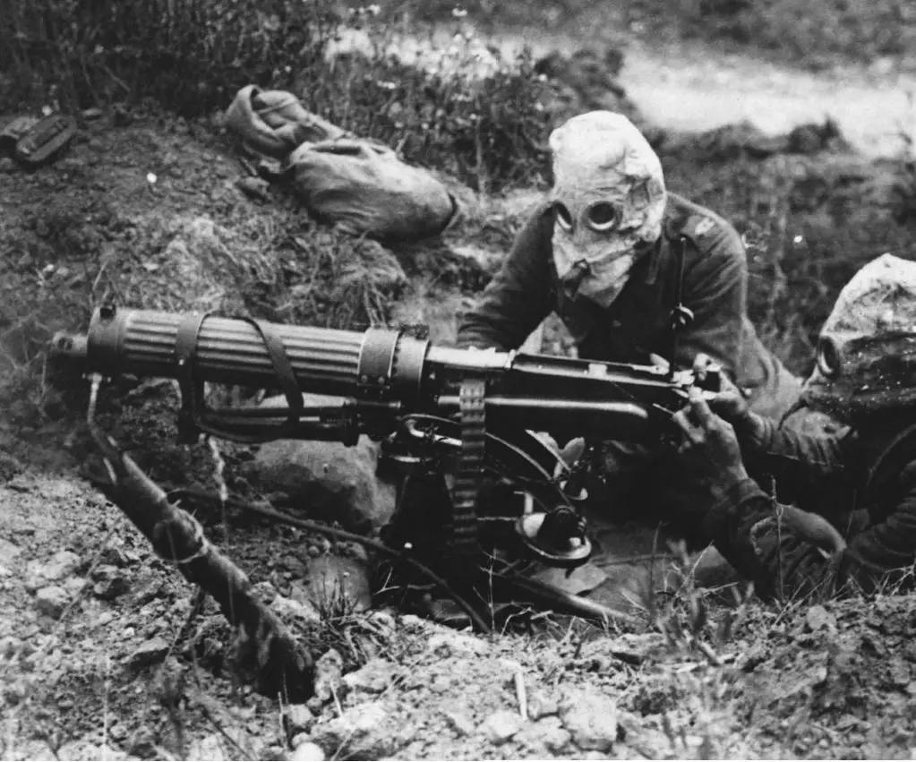 据说索姆河战役中,一些德国机枪手向英国士兵大喊:撤退!不要来送命!
