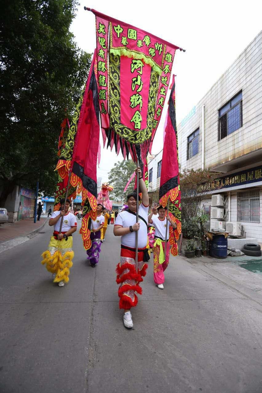 "举帅旗,披狮衣!"台上我们是练家子,台下我们是跌打师