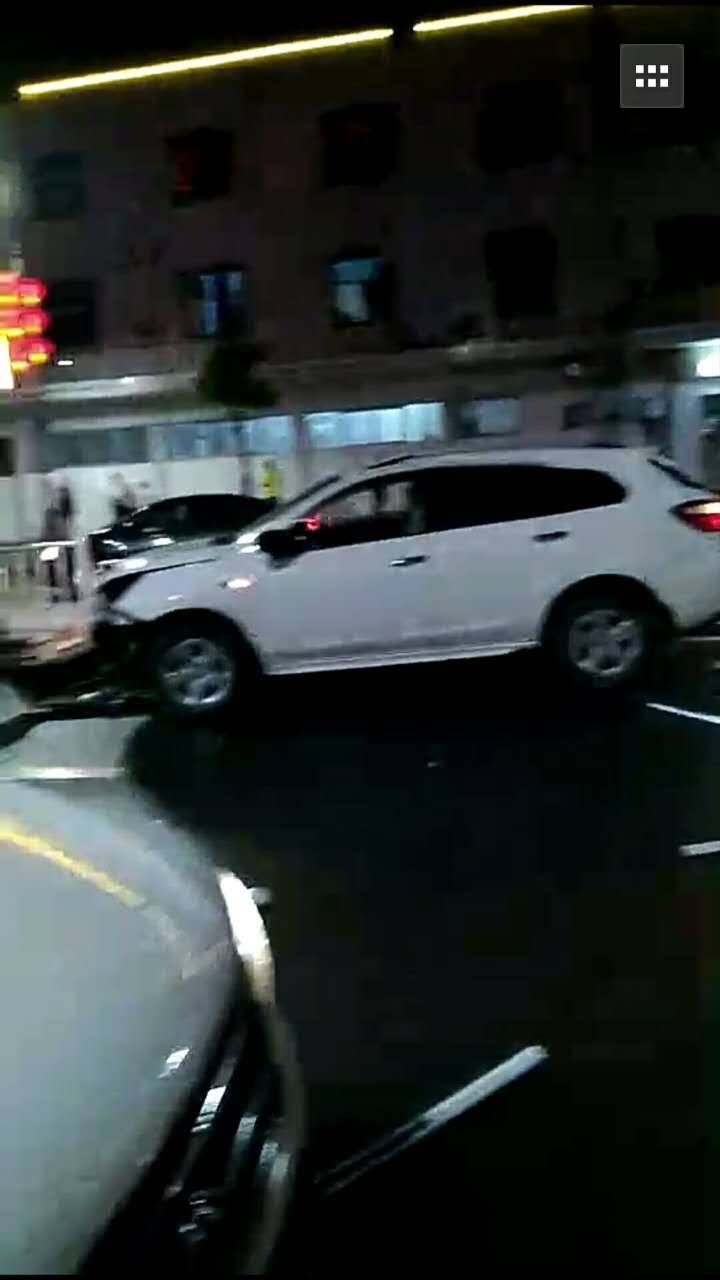突发!陆河县人民南路路段发生一起小车撞护栏事故!
