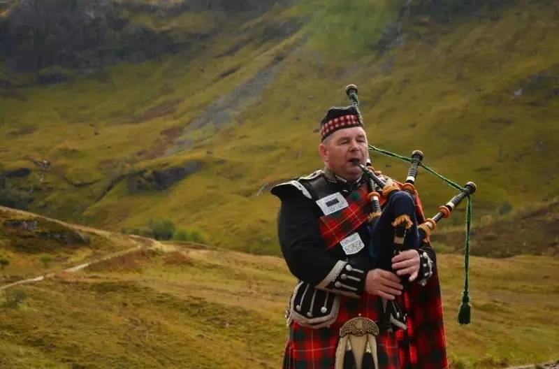 苏格兰风笛在英语里称作bagpipes,也可简称pipes.