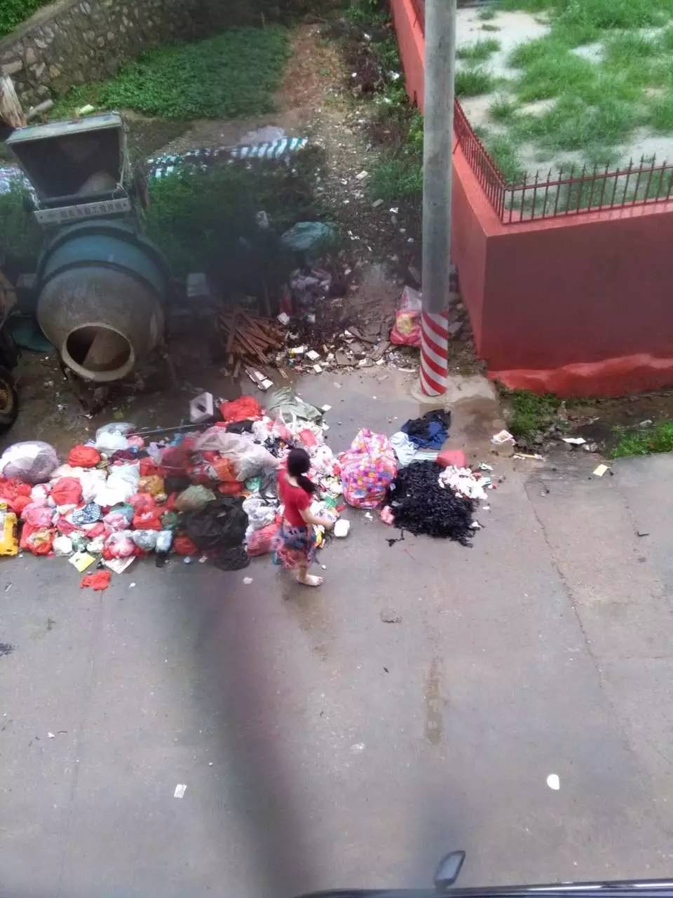 海丰城东龙山公园旁边一垃圾堆,困扰附近居民多日!