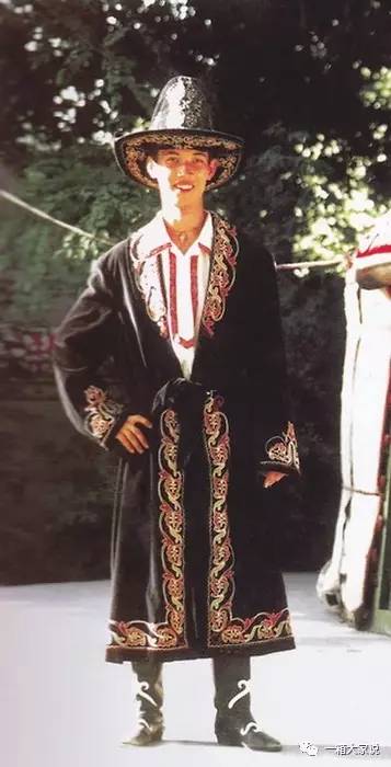哈萨克族男子的服饰大都宽大而结实,主要用