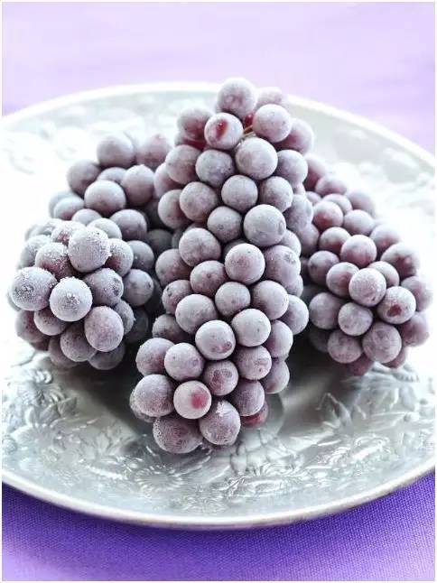葡萄冰球的好处在于,被冰冻的葡萄汁被包裹在葡萄皮里,基本不会稀释酒
