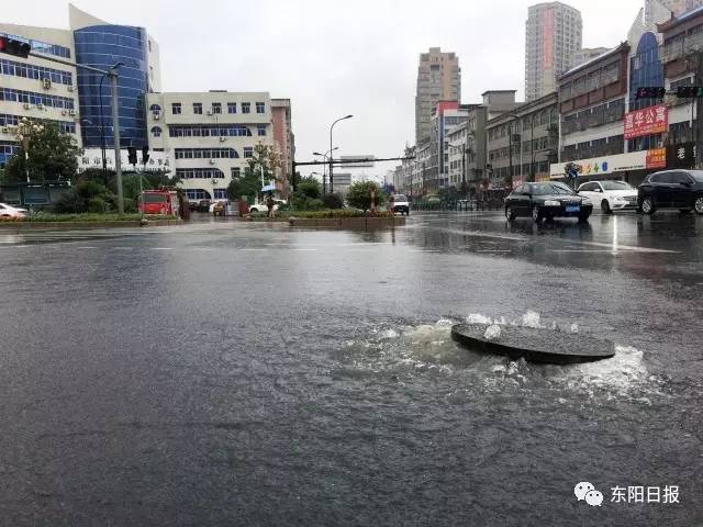 市区望江北路与环城北路交叉口(白云街道办事处门口)路面积水严重.