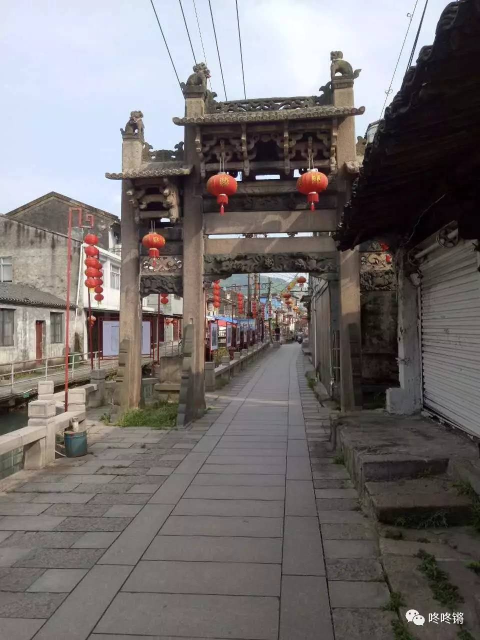 穿过通福门,下坡南去约二里,是"坡南"古街,古街东拐,便是"