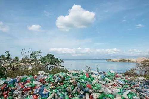 海地海岸塑料垃圾变身笔记本电脑包装