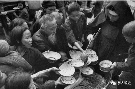 中国60年代大饥荒老照片:吃树皮充饥,饿殍遍野,四川最