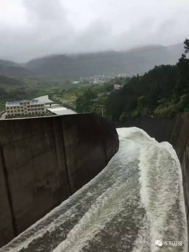 社会 正文  东阳不少上班族在雨中凌乱 今11时10分,东方红水库开始