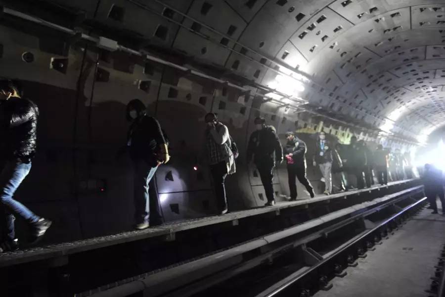 地铁遭遇恐怖袭击 如何安全逃生?