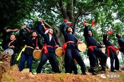 物质文化遗产蜂桶鼓舞是双江广为流传的舞蹈,是布朗族独创的集体舞蹈