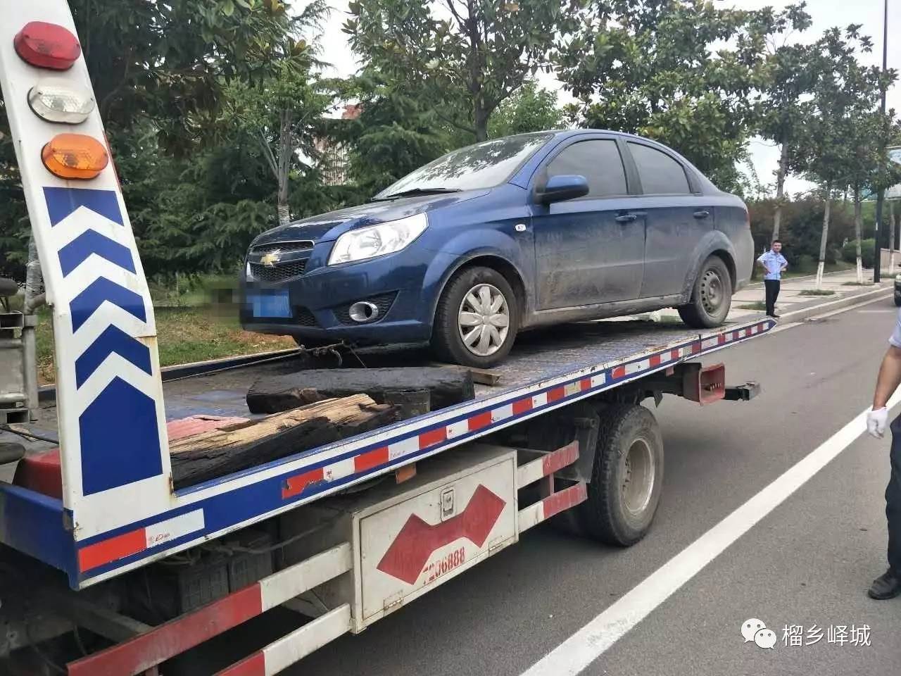 峄州路,宏学路等路段违规停车,且存在脱审违法行为车辆,依法进行拖车