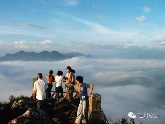 清晨一起去巾峰山吧,看云朵在晨风的流动中汇集成海,等日出点亮连州城