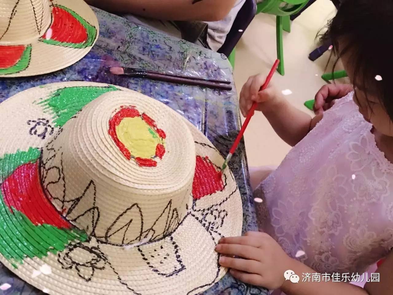 佳乐幼儿园美术特色亲子活动制作草帽