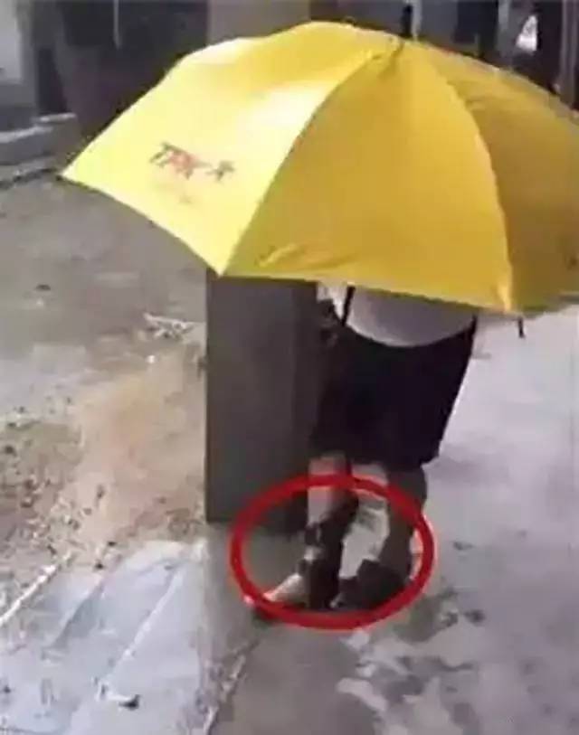 下雨穿拖鞋的后果,笑抽了!