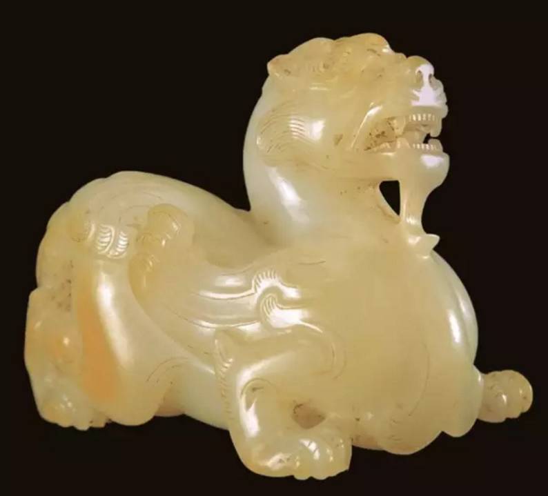 汉代圆雕动物形玉器题材多样,有辟邪,马,羊,熊,牛,猴,猪,螭,狮,虎,鸽