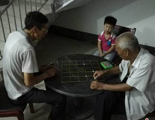 六子棋两方进行博弈人多的一方是炮兵两个子比较灵活的是小日本这游戏