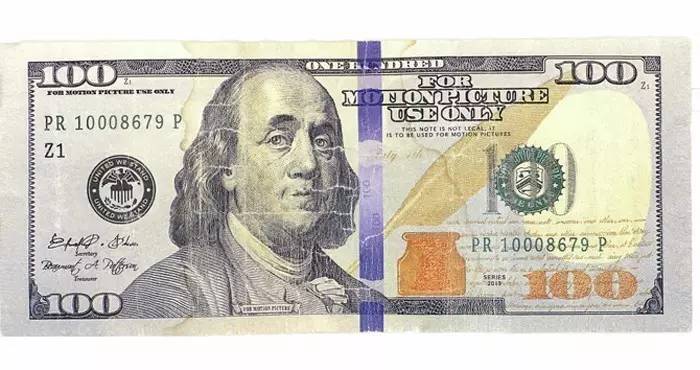 退去了其原版的币面图案后,再重新印上100美元的钞票图案,在保证原本