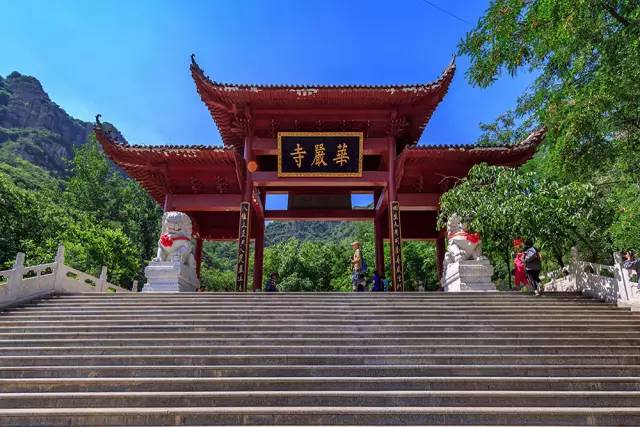 古镇烧饼,新疆的肉串,吐鲁番囊饼等)华严寺,红崖湖,状元路,健身步道