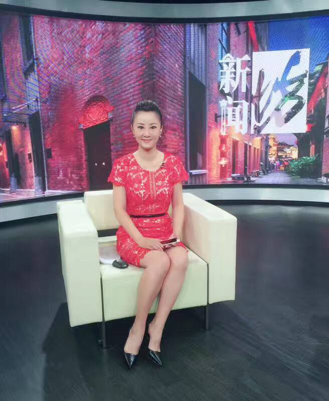 上海电视台新闻坊,娱乐频道的主持人穿着的衣服都是由尚约所赞助.