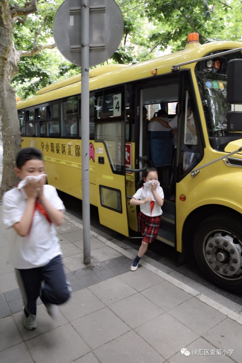 不是演是真的练校车疏散演练爱菊小学来真的