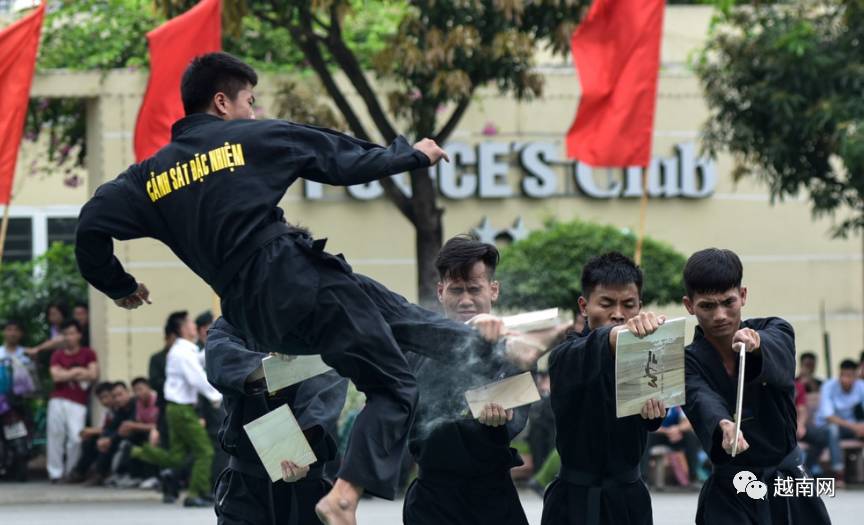 越南人民警察学院学生荷枪实弹演习