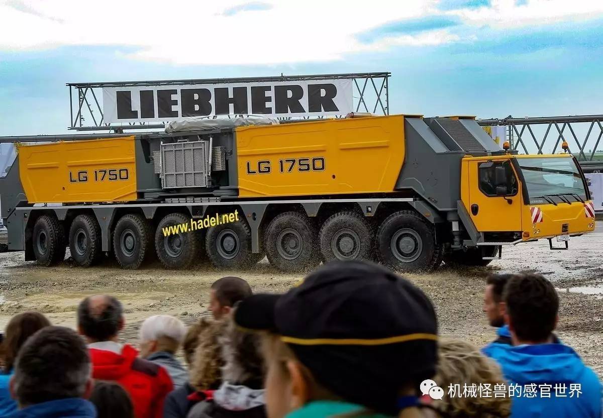 在liebherr 开放日,lg1750 的8轴底盘在观众面前狂玩漂移,显示了强大