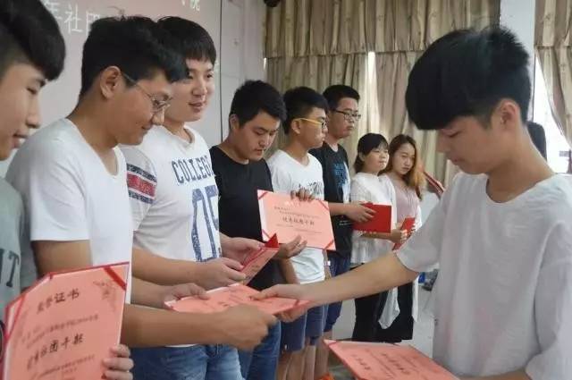 由院大学生社团联合会主席陈雨春,院学生会副主席李梦婷,刘锦源,院