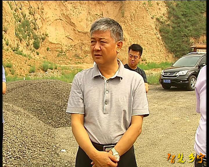 乡宁县长杨建军在关王庙乡调研:扶贫路修到老百姓心坎上