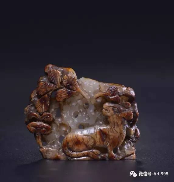 lot 1056 金代 玉雕秋山虎纹珮 估价:90,000-120,000 rmb 落槌价:140