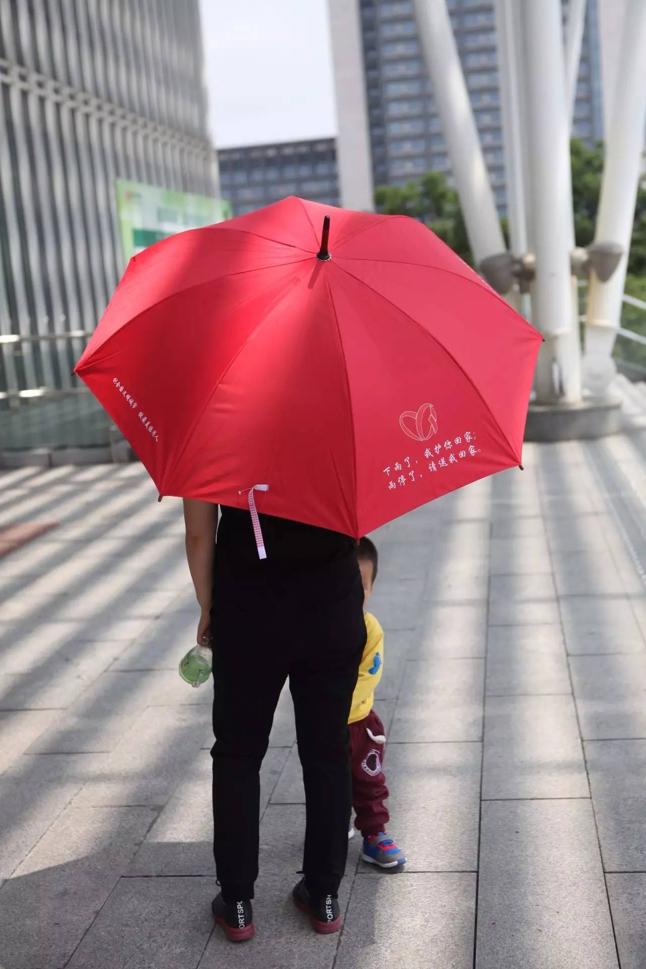 "道德体验活动出资并设计制作了1000把 "爱心雨伞"浙江佐力药业有限