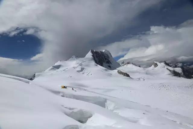 雀儿山主峰北面的巨大冰川和西北侧的雀儿山二峰