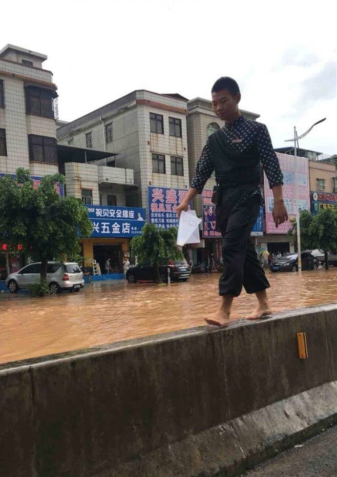 到底是人性的扭曲还是道德的沦丧,正值年华的他为何光着脚行走在马路